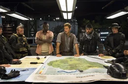 Als der neu gez&uuml;chtete Indominus Rex aus seinem Gehege ausbricht und damit alle Besucher des Jurassic World in Gefahr schweben, m&uuml;ssen Wildh&uuml;ter Owen Grady (Chris Pratt, 3.v.r.), sein Kollege Barry (Omar Sy, 3.v.l.) und eine Armee Sicherheitsleute ihn so schnell wie m&ouml;glich wieder einfangen. Doch das stellt sich als schwieriger heraus, als gedacht ...