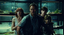 Nachdem der m&auml;chtige, k&uuml;nstlich erschaffene Indominus Rex durch eine List sein Gehege verlassen hat, bricht in dem Park Chaos aus und auch Parkleiterin Claire (Bryce Dallas Howard, l.), ihre Neffen Zach (Nick Robinson, 2.v.r.) und Gray (Ty Simpkins, r.) und der Wildh&uuml;ter Owen (Chris Pratt, 2.v.l.) m&uuml;ssen mit dem wenigen, was ihnen zur Verf&uuml;gung steht, gegen den intelligenten Dinosaurier um Leben und Tod k&auml;mpfen ...