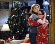 Ein Abend mit vielen Überraschungen: Beverly (Christine Baranski, l.) und Leonard (Johnny Galecki, r.) ... Ein Abend mit vielen Überraschungen: Beverly (Christine Baranski, l.) und Leonard (Johnny Galecki, r.) ...