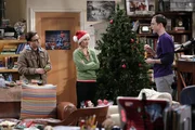 Während Penny (Kaley Cuoco, M.) und Leonard (Johnny Galecki, l.) den Weihnachtsbaum schmücken und Sheldon (Jim Parsons, r.) erklärt, warum er Weihnachten nicht ausstehen kann, erfährt Penny, dass Leonards Mutter am nächsten Tag kommt. Leonard gerät in Erklärungsnot, als Penny fragt, warum er seiner Mutter nicht erzählt, dass sie mittlerweile ein Paar sind ... Während Penny (Kaley Cuoco, M.) und Leonard (Johnny Galecki, l.) den Weihnachtsbaum schmücken und Sheldon (Jim Parsons, r.) erklärt, warum er Weihnachten nicht ausstehen kann, erfährt Penny, dass Leonards Mutter am nächsten Tag kommt. Leonard gerät in Erklärungsnot, als Penny fragt, warum er seiner Mutter nicht erzählt, dass sie mittlerweile ein Paar sind ...