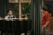 Charlie Harper (Charlie Sheen, l.); Jake Harper (Angus T. Jones, r.) Charlie Harper (Charlie Sheen, l.); Jake Harper (Angus T. Jones, r.)