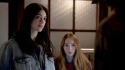 Olive Stone (Luna Blaise, l.); Angelina Meyer (Holly Taylor, r.) Olive Stone (Luna Blaise, l.); Angelina Meyer (Holly Taylor, r.)