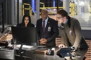 (v.l.n.r.) Saanvi Bahl (Parveen Kaur); Robert Vance (Daryl Edwards); Ben Stone (Josh Dallas)