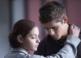 K&ouml;nnen Jonas (Brenton Thwaites, r.) und Fiona (Odeya Rush, l.) in einer Welt ohne Emotionen und Vielfalt eine gleichgeschaltete Gesellschaft revolutionieren?