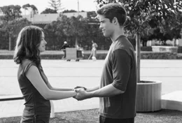 Obwohl ein System existiert, das die Menschen durch Gef&uuml;hlskontrolle unterdr&uuml;ckt, kommen sich Fiona (Odeya Rush, l.) und Jonas (Brenton Thwaites, r.) n&auml;her. Als Jonas erf&auml;hrt, dass es vor diesem System zwar viel Leid, aber auch Liebe gab, stellt er sich gegen die herrschende Ordnung ...
