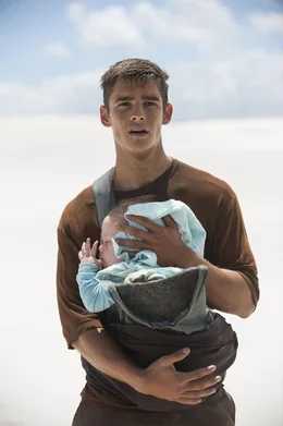 Jonas' (Brenton Thwaites) Leben in einer Zukunft, in der Emotionen unterdr&uuml;ckt werden, &auml;ndert sich schlagartig, als er zum "H&uuml;ter der Erinnerung" ernannt wird. Denn dadurch wird ihm das Wissen zuteil, wie die Welt vor der Gleichschaltung aller Menschen aussah. Er fasst einen tollk&uuml;hnen Plan ...