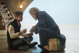 Die Menschen haben eine Gesellschaft geschaffen, in der niemand echte Gef&uuml;hle zeigen kann. Jonas (Brenton Thwaites, l.) wird auserw&auml;hlt, um die Erinnerungen der Menschheit zu bewahren und erkennt bald mit Hilfe des alten "H&uuml;ters" (Jeff Bridges), dass man sie alle belogen hat ...