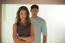 Jonas w&auml;chst in einer perfekten Welt auf, in der jeder Mensch seine emotionslose Rolle zu spielen hat und Frieden herrscht. Wie alle anderen Kinder auch lebt er bei Adoptiveltern (Katie Holmes, l. Alexander Skarsg&aring;rd). Doch er findet bald heraus, dass das System nicht so perfekt ist, wie es scheint ...