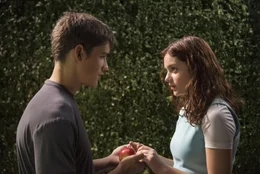 In einer Zukunft, in der die Gef&uuml;hle der Menschen unterdr&uuml;ckt werden, erh&auml;lt Jonas (Brenton Thwaites, l.) die Ehre, Erinnerungen an fr&uuml;here Zeiten kennen zu lernen. Er erkennt, dass es dort zwar Leid, aber auch Liebe gab. Jetzt will er mit Fiona (Odeya Rush, r.) das System st&uuml;rzen ...