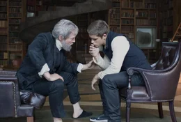 Jonas (Brenton Thwaites, r.) lebt in einer Welt, in der es keine Emotionen gibt und damit auch keine Kriege. Doch dann wird er auserw&auml;hlt, als Nachfolger des H&uuml;ters (Jeff Bridges, l.) f&uuml;r die Menschheit die Erinnerung an vergangene Zeiten zu bewahren - was sein Weltbild infrage stellen l&auml;sst ...