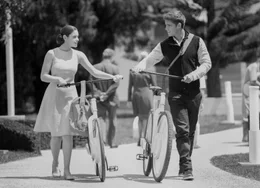 F&uuml;r Jonas (Brenton Thwaites, r.) und Fiona (Odeya Rush, l.) ist es normal, dass alle Menschen das gleich gewandet sind und der Lebensweg jedes Einzelnen vorbestimmt ist. Doch als der junge Mann der n&auml;chste "H&uuml;ter der Erinnerung" wird, erkennt er, dass die Gleichheit abgeschafft werden muss ...