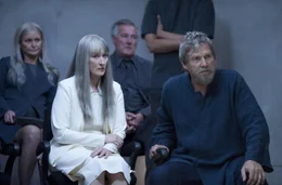 Als der 16-j&auml;hrige Jonas von der Vorsitzenden des &Auml;ltestenrats (Meryl Streep, l.) zum neuen "H&uuml;ter der Erinnerung" bestimmt wird, soll ihm der alte H&uuml;ter (Jeff Bridges, r.) alles beibringen, was er wissen muss. Bei ihren Studien beginnen die beiden jedoch bald, an der jetzigen Gesellschaftsordnung zu zweifeln ...