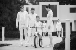 Die Welt, in der Jonas (Brenton Thwaites, 2.v.l.) mit seiner Familie (Alexander Skarsg&aring;rd, l., Emma Tremblay, 2.v.r., Katie Holmes, r.) lebt, scheint absolut perfekt zu sein. Es gibt keine Gewalt, aber auch keine echten Emotionen. Doch bald wird Jonas gezwungen, all das zu hinterfragen ...