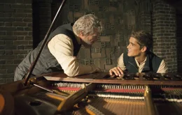 Der "H&uuml;ter" (Jeff Bridges, l.) gibt sein Wissen &uuml;ber die Erinnerungen der Menschheit an Jonas (Brenton Thwaites, r.) weiter. Als die beiden herausfinden, dass die Gef&uuml;hle aller Menschen seit Jahren vom &Auml;ltestenrat durch Drogen ged&auml;mpft werden, wollen sie sich gegen das System wehren ...