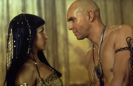Wollen ihre Liebe erneut aufleben lassen: Imhotep (Arnold Vosloo, r.) und Anck Su Namun (Patricia Velasquez, l.) ...