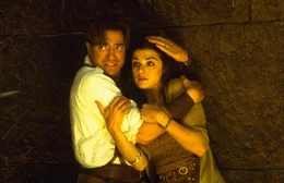 K&auml;mpfen erneut gegen den Hohenpriester Imhotep: Rick (Brendan Fraser, l.) und Evelyn (Rachel Weisz, r.) ...