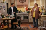 Zwischen Berta (Conchata Ferrell, r.) und Alan (Jon Cryer, l.) ist alles wie eh und je.