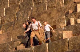 Auf der Flucht vor der Mumie: (v.l.n.r.) Jonathan (John Hannah), Evelyn (Rachel Weisz), Rick (Brendan Fraser) und Alex (Freddie Boath) ...