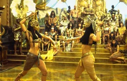 Der Kampf gegen Jahrtausend alte Mumien geht weiter: Anck Su Namun (Patricia Velasquez, l.) und Prinzessin Nefertiri (Rachel Weisz, r.) ...