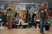 Treten gegeneinander im Bowling an: Sheldon und Wil Wheaton ... Treten gegeneinander im Bowling an: Sheldon und Wil Wheaton ...