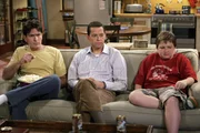Männerabend: Charlie (Charlie Sheen, l.) Alan (Jon Cryer, M.) und Jake (Angus T. Jones, r.) ... Männerabend: Charlie (Charlie Sheen, l.) Alan (Jon Cryer, M.) und Jake (Angus T. Jones, r.) ...