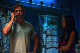 Nick Hathaway (Chris Hemsworth, l.); Chen Lien (Tang Wei, r.) Nick Hathaway (Chris Hemsworth, l.); Chen Lien (Tang Wei, r.)