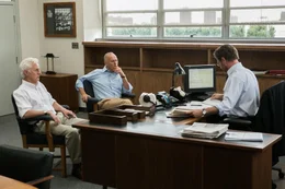 Die beiden Reporter Ben (John Slattery, l.) und Robby (Michael Keaton, M.) werden von ihrem neuen Chefredakteur Marty Baron (Liev Schreiber, r.) auf einen Fall gesto&szlig;en, den sie mit dem Investigativ-Team "Spotlight" beleuchten sollen, was erschreckend viele Steine ins Rollen bringt ...