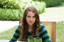 Als Sadie (Maude Apatow) von einem Mitsch&uuml;ler ge&auml;rgert wird, beginnt pl&ouml;tzlich ein Kleinkrieg zwischen den Eltern ...