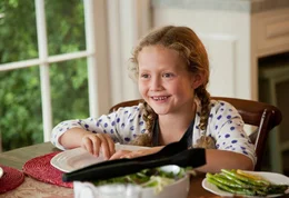 Sorgt mit ihrer Schwester f&uuml;r einigen Trubel Zuhause: Charlotte (Iris Apatow) ...