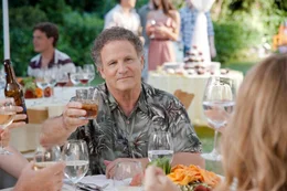 Immer wieder ist Larry (Albert Brooks) so knapp bei Kasse, dass er auf kleine Spenden seines Sohns Pete angewiesen ist, doch auch dieser hat bald mit einigen Finanzproblemen zu k&auml;mpfen ...
