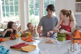 Haben t&auml;glich mit dem ganz normalen Familientrubel zu k&auml;mpfen: Sadie (Maude Apatow, l.), Charlotte (Iris Apatow, 2.v.l.), Pete (Paul Rudd, 2.v.r.) und Debbie (Leslie Mann, r.) ...