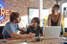 Verzweifelt versuchen Ronnie (Chris O'Dowd, l.), Pete (Paul Rudd, M.) und Cat (Lena Dunham, r.), Petes Plattenlabel am Leben zu halten - mit m&auml;&szlig;igem Erfolg ...