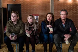 (v.l.n.r.) Carson (Austin Filson); Regan (Olivia Holt); Debbie Hall (Ren&eacute;e Zellweger); Ron Hall (Greg Kinnear)