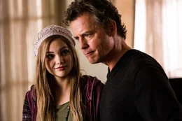 Regan (Olivia Holt, l.); Ron Hall (Greg Kinnear, r.)
