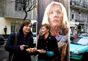 Hannah (Laura Osswald, r.) gelingt es, Bruno (Tim Sander, l.) mit ihrem Optimismus anzustecken.