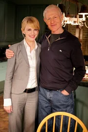 Bei den Dreharbeiten: Kathryn Morris (l.) und Raymond J. Barry (r.) Bei den Dreharbeiten: Kathryn Morris (l.) und Raymond J. Barry (r.)