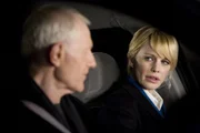 Lilly (Kathryn Morris, r.) hat das Gefühl, dass Paul (Raymond J. Barry, l.) ihr die Schuld für das Verschwinden seines Sohnes gibt. Lilly (Kathryn Morris, r.) hat das Gefühl, dass Paul (Raymond J. Barry, l.) ihr die Schuld für das Verschwinden seines Sohnes gibt.