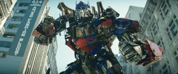 Vor langer Zeit lebten auf dem Planeten Cybertron die Transformer - eine hoch entwickelte Alien-Rasse formwandlungsf&auml;higer Roboter, die sich in die friedliebenden Autobots und die machtgierigen Decepticons gespaltet haben. Ihren Kampf tragen sie nun auf der Erde aus ...