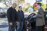 Mehrere Mitglieder des Teams, darunter Callen (Chris O'Donnell, M.) und Sam (LL Cool J, l.), werden beim Versuch, den Maulwurf zu fassen, festgenommen. Hat Detective Dan Evans (Matthew Grant Godbey, r.) etwas damit zu tun oder weiß er, wer dahinter steckt? Mehrere Mitglieder des Teams, darunter Callen (Chris O'Donnell, M.) und Sam (LL Cool J, l.), werden beim Versuch, den Maulwurf zu fassen, festgenommen. Hat Detective Dan Evans (Matthew Grant Godbey, r.) etwas damit zu tun oder weiß er, wer dahinter steckt?