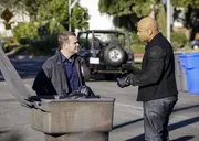 Beim Versuch den Maulwurf im Team zu fassen, werden Callen (Chris O'Donnell, r.), Sam (LL Cool J, l.), Granger und Deeks verhaftet. Steckt da auch der Maulwurf dahinter? Beim Versuch den Maulwurf im Team zu fassen, werden Callen (Chris O'Donnell, r.), Sam (LL Cool J, l.), Granger und Deeks verhaftet. Steckt da auch der Maulwurf dahinter?