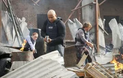 Inzwischen ist klar, wer der Maulwurf sein muss. Doch Ellen Whiting (Karina Logue, l.), Sam (LL Cool J, M.) und Deeks (Eric Christian Olsen, r.) haben noch ein weiteres Problem - denn Kensi wurde entf&uuml;hrt und Hetty ist auch pl&ouml;tzlich verschwunden ...