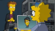 Lisa (r.) besucht bei Quinn (l.) einen Computerkurs. Ihre Hausaufgabe ist es, eine App zu entwickeln, die sich sp&auml;ter vielleicht verkaufen l&auml;sst. Da Marge versehentlich online etwas gepostet hat, was dazu f&uuml;hrt, dass Homer aus dem Kernkraftwerk gefeuert wird, hat Lisa eine z&uuml;ndende Idee ...