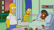 Durch die Unf&auml;higkeit von Chief Wiggum und einen folgenschweren Unfall, ger&auml;t Apus (r.) Zukunft in gro&szlig;e Gefahr. Homer (l.) und Marge (M.) k&uuml;mmern sich um ihn ...