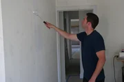 Auch wenn an dem kleinen Haus nicht viel renoviert werden muss, mit einem neuen Anstrich alleine ist es f&uuml;r Tarek (Bild) und Christina noch nicht getan ...