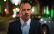 Ist auf der Jagd nach einem Computerhacker, der drei Menschen auf dem Gewissen hat: Holmes (Jonny Lee Miller) ... Ist auf der Jagd nach einem Computerhacker, der drei Menschen auf dem Gewissen hat: Holmes (Jonny Lee Miller) ...