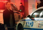 Joan (Lucy Liu) wundert sich, als sie von Holmes' Vater alleine zum Dinner eingeladen wird ... Joan (Lucy Liu) wundert sich, als sie von Holmes' Vater alleine zum Dinner eingeladen wird ...