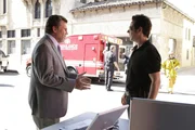 Bei einem Treffen der GEO, einer Organisation, die sich die Verbesserung der Welt auf die Fahnen geschrieben hat, geht eine Bombe hoch. Als das Gebäude evakuiert ist und das FBI mit den Ermittlungen beginnt, explodieren weitere Sprengsätze. Don (Rob Morrow, r.) und sein Team gehen dem nach und stoßen dabei auf Brett Hanson (Paul Michael Glaser, l.) ... Bei einem Treffen der GEO, einer Organisation, die sich die Verbesserung der Welt auf die Fahnen geschrieben hat, geht eine Bombe hoch. Als das Gebäude evakuiert ist und das FBI mit den Ermittlungen beginnt, explodieren weitere Sprengsätze. Don (Rob Morrow, r.) und sein Team gehen dem nach und stoßen dabei auf Brett Hanson (Paul Michael Glaser, l.) ...