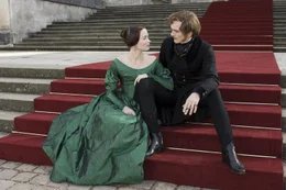 Queen Victoria (Emily Blunt, l.); Prince Albert (Rupert Friend, r.)