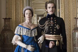 Queen Victoria (Emily Blunt, l.); Prince Albert (Rupert Friend, r.)