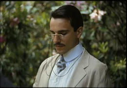 Cecil Vyse (Daniel Day Lewis)